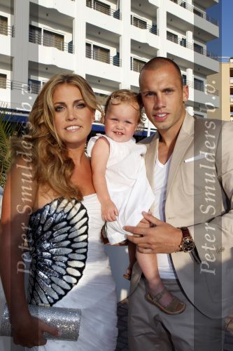 Ibiza 13 en 14 juli 2010
Johnny Heitinga en Charlotte Sophie trouwen op ibiza. Ze vliegen met een prive vliegtuig na de huldiging naar ibiza. Met dochtertje Jezebel
Peter Smulders bv