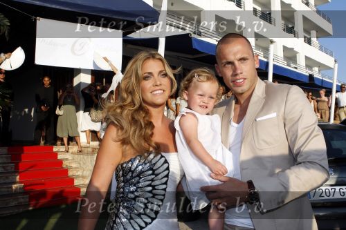 Ibiza 13 en 14 juli 2010
Johnny Heitinga en Charlotte Sophie trouwen op ibiza. Ze vliegen met een prive vliegtuig na de huldiging naar ibiza. Met dochtertje Jezebel
Peter Smulders bv