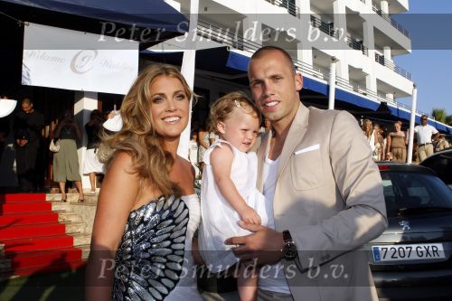Ibiza 13 en 14 juli 2010
Johnny Heitinga en Charlotte Sophie trouwen op ibiza. Ze vliegen met een prive vliegtuig na de huldiging naar ibiza. Met dochtertje Jezebel
Peter Smulders bv