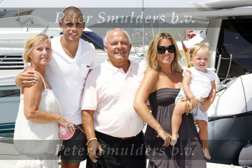 Ibiza 29 juli 2010
Johnny Charlotte Sophi en Jezebel Heitinga op huwelijksreis op ibiza. John heeft boot/jacht gehuurd en gaat met zijn schoonvader Pierre Zenden en zijn schhonmoeder varen.
Peter Smulders bv