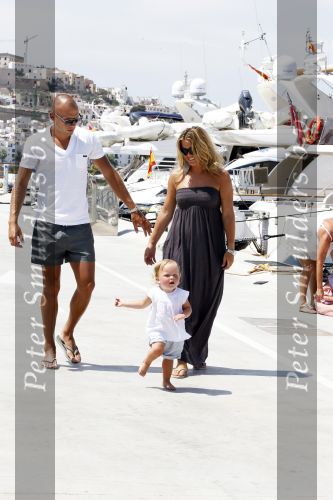 Ibiza 29 juli 2010
Johnny Charlotte Sophi en Jezebel Heitinga op huwelijksreis op ibiza. John heeft boot/jacht gehuurd en gaat met zijn schoonvader Pierre Zenden en zijn schhonmoeder varen.
Peter Smulders bv
