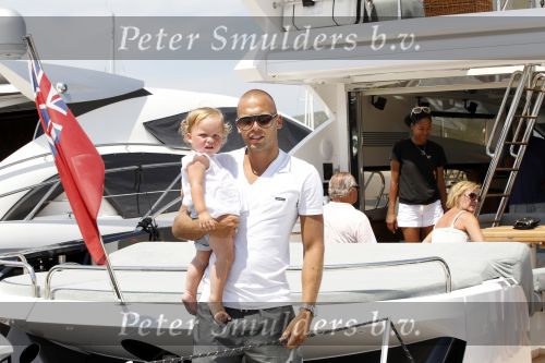 Ibiza 29 juli 2010
Johnny Charlotte Sophi en Jezebel Heitinga op huwelijksreis op ibiza. John heeft boot/jacht gehuurd en gaat met zijn schoonvader Pierre Zenden en zijn schhonmoeder varen.
Peter Smulders bv