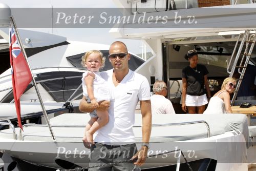 Ibiza 29 juli 2010
Johnny Charlotte Sophi en Jezebel Heitinga op huwelijksreis op ibiza. John heeft boot/jacht gehuurd en gaat met zijn schoonvader Pierre Zenden en zijn schhonmoeder varen.
Peter Smulders bv