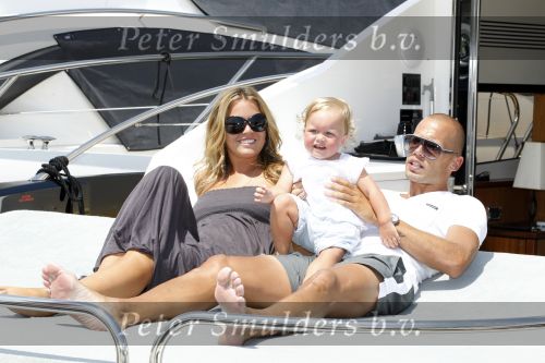 Ibiza 29 juli 2010
Johnny Charlotte Sophi en Jezebel Heitinga op huwelijksreis op ibiza. John heeft boot/jacht gehuurd en gaat met zijn schoonvader Pierre Zenden en zijn schhonmoeder varen.
Peter Smulders bv