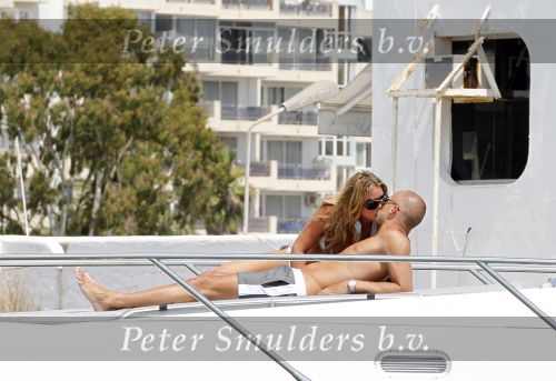 Ibiza 29 juli 2010
Johnny Charlotte Sophi en Jezebel Heitinga op huwelijksreis op ibiza. John heeft boot/jacht gehuurd en gaat met zijn schoonvader Pierre Zenden en zijn schhonmoeder varen.
Peter Smulders bv