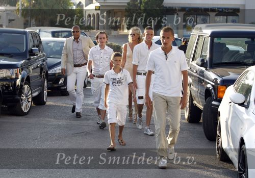 Ibiza 13 en 14 juli 2010
Johnny Heitinga en Charlotte Sophie trouwen op ibiza. Ze vliegen met een prive vliegtuig na de huldiging naar ibiza. John v d Heuvel met zijn vrouw
Peter Smulders bv