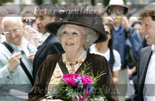 Den Haag 17 juni 2010
Koningin Beatrix opent beelden tentoonstelling op de lange voorhout.
Peter Smulders bv