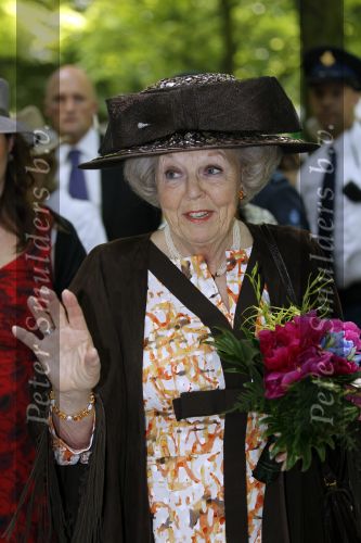 Den Haag 17 juni 2010
Koningin Beatrix opent beelden tentoonstelling op de lange voorhout.
Peter Smulders bv