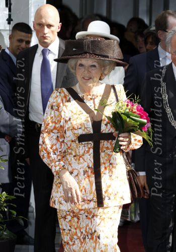 Den Haag 17 juni 2010
Koningin Beatrix opent beelden tentoonstelling op de lange voorhout.
Peter Smulders bv