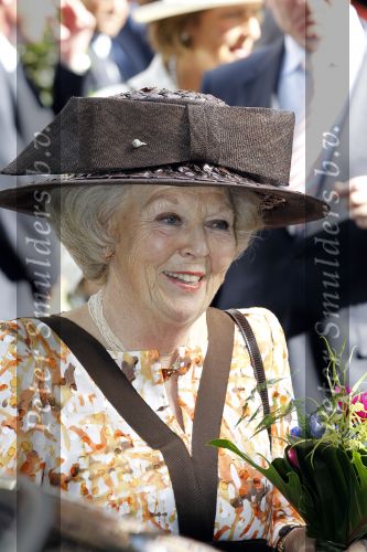 Den Haag 17 juni 2010
Koningin Beatrix opent beelden tentoonstelling op de lange voorhout.
Peter Smulders bv