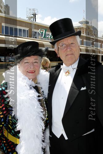 Scheveningen 21 juni 2010
De jaarlijkse societylunch in Scheveningen. Paul v Gorcum met zijn vrouw
Peter Smulders bv