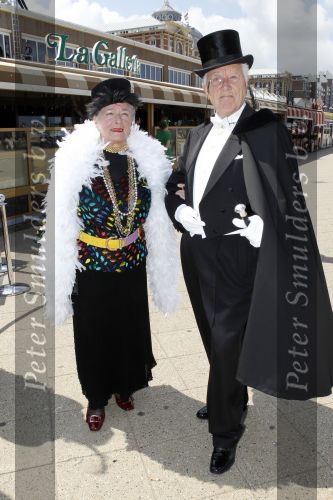 Scheveningen 21 juni 2010
De jaarlijkse societylunch in Scheveningen. Paul v Gorcum met zijn vrouw
Peter Smulders bv