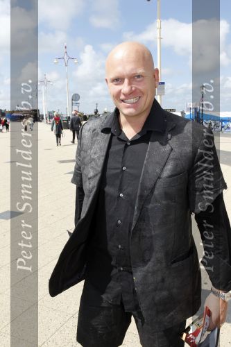 Scheveningen 21 juni 2010
De jaarlijkse societylunch in Scheveningen. Pim Smi t kunstenaar en vriend van Chaira Borderslee
Peter Smulders bv