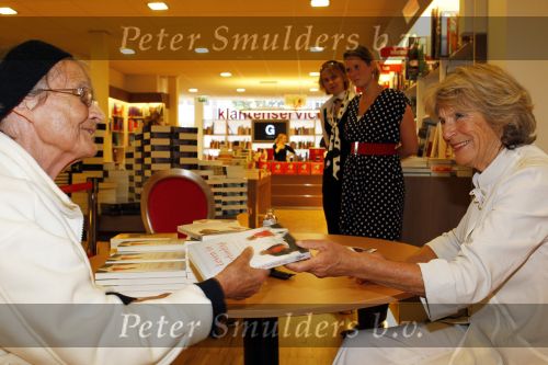 Den Haag 17 juni 2010
Prinses Irene signeert haar nieuwe boek bij boekhandel Paagman in Den Haag.
Peter Smulders bv