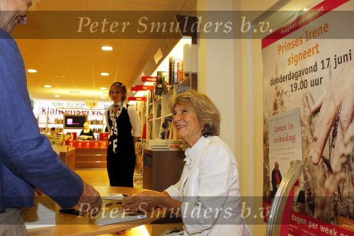 Den Haag 17 juni 2010
Prinses Irene signeert haar nieuwe boek bij boekhandel Paagman in Den Haag.
Peter Smulders bv