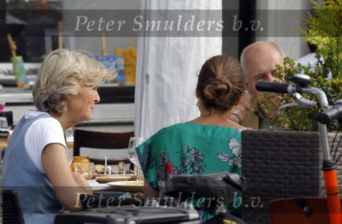 Amsterdam 30 juni 2010
Prinses Irene Prins Carlos Froukje Jansen enMatthijs Schoiuten op terras in Amsterdam.
Peter Smulders bv