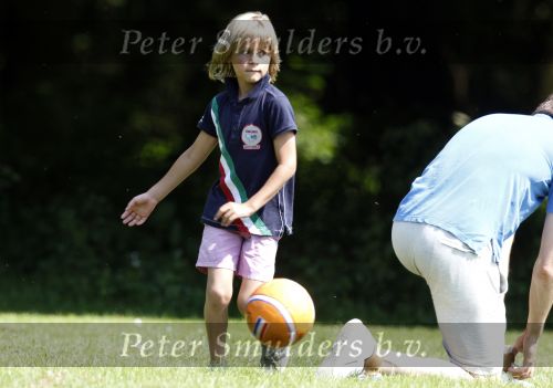 Amstelveen 23 juni 2010
Xander de Buisonje met Sem Dex en Sophie in het Amsterdamse bos aan het voetballen.
Peter Smulders bv