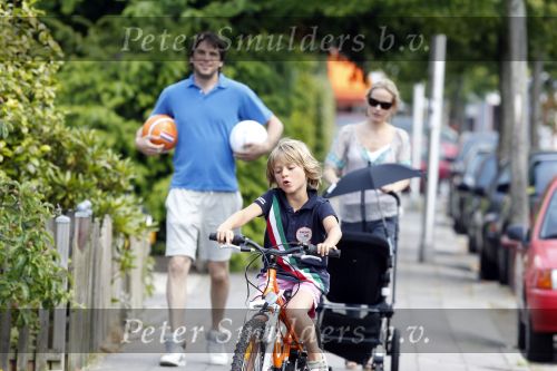Amstelveen 23 juni 2010
Xander de Buisonje met Sem Dex en Sophie in het Amsterdamse bos aan het voetballen.
Peter Smulders bv