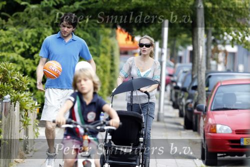 Amstelveen 23 juni 2010
Xander de Buisonje met Sem Dex en Sophie in het Amsterdamse bos aan het voetballen.
Peter Smulders bv
