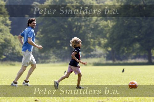 Amstelveen 23 juni 2010
Xander de Buisonje met Sem Dex en Sophie in het Amsterdamse bos aan het voetballen.
Peter Smulders bv
