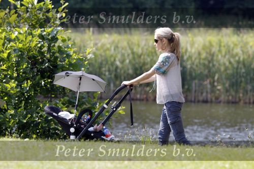 Amstelveen 23 juni 2010
Xander de Buisonje met Sem Dex en Sophie in het Amsterdamse bos aan het voetballen.
Peter Smulders bv