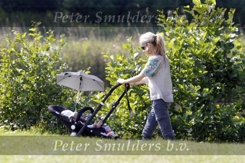 Amstelveen 23 juni 2010
Xander de Buisonje met Sem Dex en Sophie in het Amsterdamse bos aan het voetballen.
Peter Smulders bv