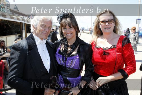 Scheveningen 21 juni 2010
De jaarlijkse societylunch in Scheveningen. Stella Koedam met collega en Ben CRamer
Peter Smulders bv