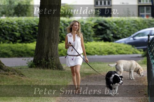 Laren 30 juni 2010
Vivian Ewbank laat haar honden uit.
Peter Smulders bv
