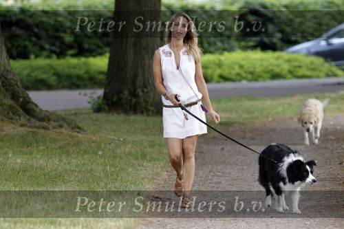 Laren 30 juni 2010
Vivian Ewbank laat haar honden uit.
Peter Smulders bv
