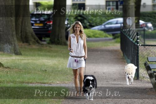 Laren 30 juni 2010
Vivian Ewbank laat haar honden uit.
Peter Smulders bv