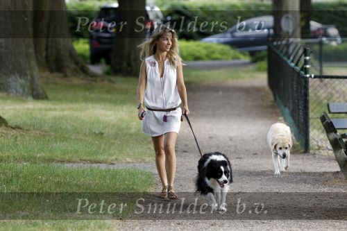 Laren 30 juni 2010
Vivian Ewbank laat haar honden uit.
Peter Smulders bv