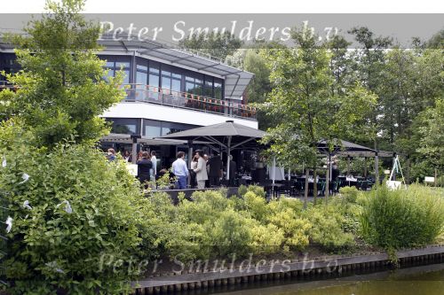 Amstelveen 26 juni 2010
Xander en Sophie de Buisonje trouwen voor de wet. Ze arriveren met een bootje bij het restaurant.
Peter Smulders bv