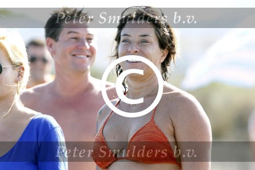 Ibiza 26 juli 2011
Wendy v Dijk met Erland Galjaard en Sem en Lizzy op het strand. Ook Martijn Amanda Bickel Jasmijn Achilles en Michelle Krabbe zijn aanwezig bij coco beach.
Peter Smulders bv