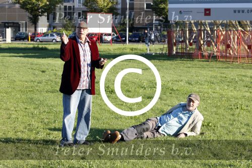 Amsterdam 15 augustus 2011
Arjan Ederveen ligt in het gras  in Amsterdam. Zijn partner staat erbij
Peter Smulders bv