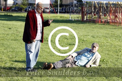 Amsterdam 15 augustus 2011
Arjan Ederveen ligt in het gras  in Amsterdam. Zijn partner staat erbij
Peter Smulders bv