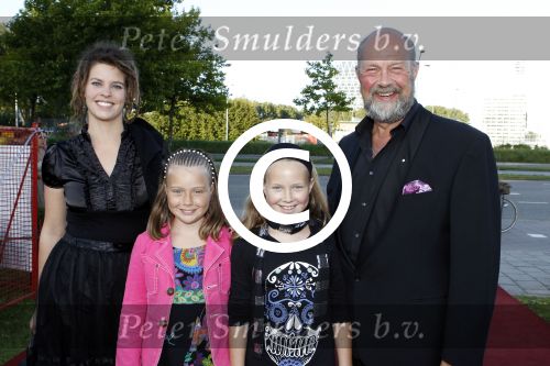 Amsterdam 15 augustus 2011
Premiere circus Renz in Amsterdam. Bert Simhoffer met vrouw en kinderen. Bert is 55 kg afgevallen
Peter Smulders bv