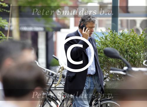 Amsterdam 4 augustus 2011
Charles Groenhuijsen met gsm op de cornelis schuytstraat.
Peter Smulders bv