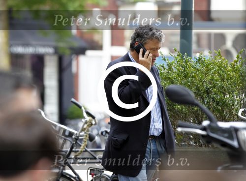 Amsterdam 4 augustus 2011
Charles Groenhuijsen met gsm op de cornelis schuytstraat.
Peter Smulders bv