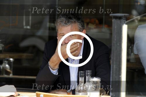 Amsterdam 15 augustus 2011
Charles Groenhuijzen op terras.
Peter Smulders bv
