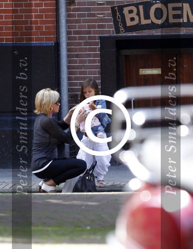 Amsterdam 15 augustus 2011
Connie Breukhoven met kleindochter Soraiya op de cornelis schuytstraat.
Peter Smulders bv