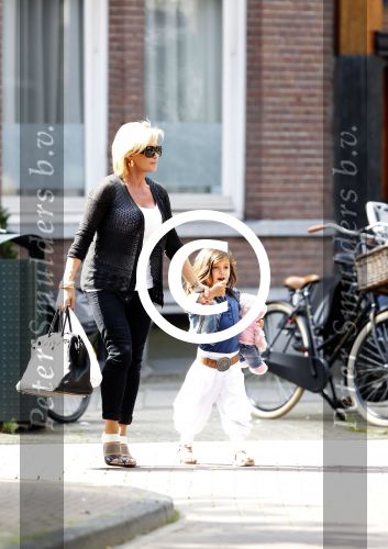 Amsterdam 15 augustus 2011
Connie Breukhoven met kleindochter Soraiya op de cornelis schuytstraat.
Peter Smulders bv