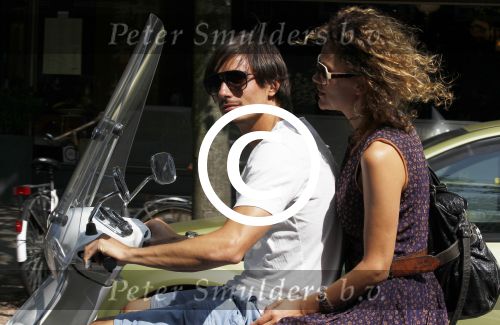 Amsterdam 1 augustus 2011
Tatum dagelet en haar vriend Daniel de Ridder op vespa scooter.
Peter Smulders bv