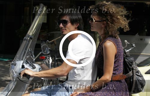 Amsterdam 1 augustus 2011
Tatum dagelet en haar vriend Daniel de Ridder op vespa scooter.
Peter Smulders bv