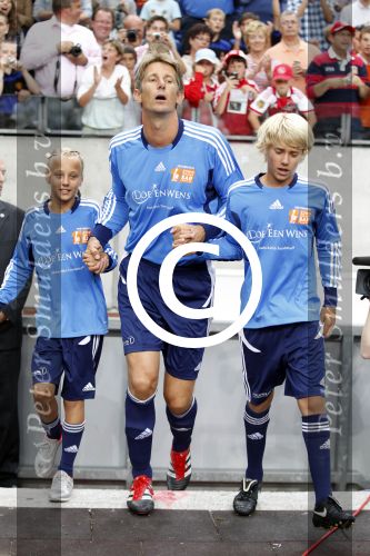 Amsterdam 3 augustus 2011
Afscheidswedstrijd Edwin v d Sar in Arena . Edwin met zijn vrouw Annemarie en kinderen Joe en Lynn
Peter Smulders bv