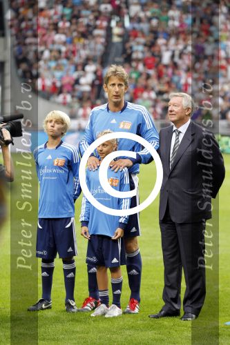 Amsterdam 3 augustus 2011
Afscheidswedstrijd Edwin v d Sar in Arena . Edwin met zijn vrouw Annemarie en kinderen Joe en Lynn
Peter Smulders bv
