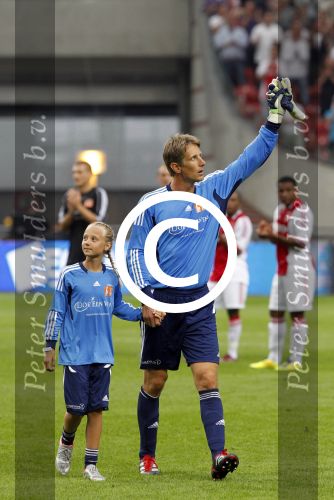 Amsterdam 3 augustus 2011
Afscheidswedstrijd Edwin v d Sar in Arena . Edwin met zijn vrouw Annemarie en kinderen Joe en Lynn
Peter Smulders bv