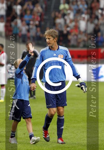 Amsterdam 3 augustus 2011
Afscheidswedstrijd Edwin v d Sar in Arena . Edwin met zijn vrouw Annemarie en kinderen Joe en Lynn
Peter Smulders bv