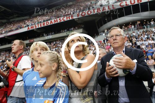 Amsterdam 3 augustus 2011
Afscheidswedstrijd Edwin v d Sar in Arena . Edwin met zijn vrouw Annemarie en kinderen Joe en Lynn
Peter Smulders bv