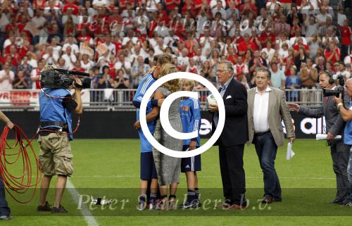 Amsterdam 3 augustus 2011
Afscheidswedstrijd Edwin v d Sar in Arena . Edwin met zijn vrouw Annemarie en kinderen Joe en Lynn
Peter Smulders bv