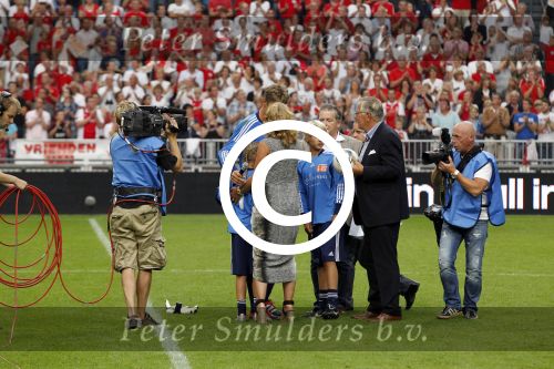 Amsterdam 3 augustus 2011
Afscheidswedstrijd Edwin v d Sar in Arena . Edwin met zijn vrouw Annemarie en kinderen Joe en Lynn
Peter Smulders bv